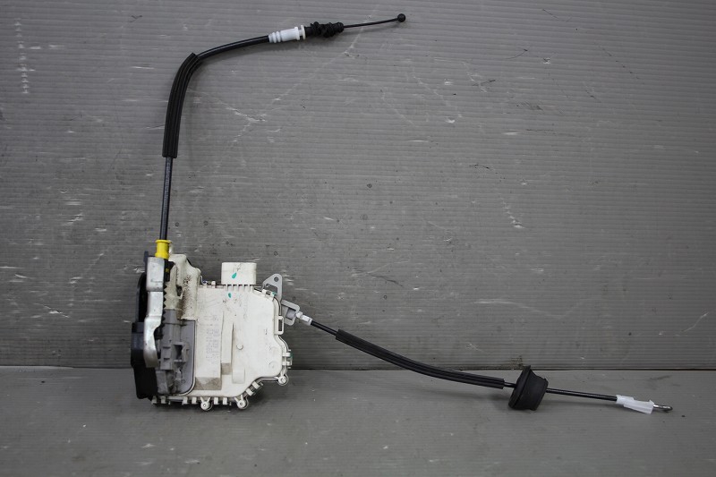 Audi A4 アバント 右H 前期 (8KCDNF 8K) 純正 左後 ドアロック アクチュエーター JA6 8K0 839 015 C 左 リア AUDI p047884 中古20240918