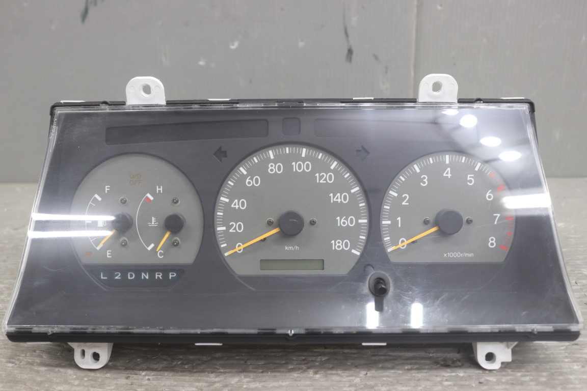 グランドハイエース DX 4WD(VCH28) 純正 破損無 スピードメーター タコメーター 182010km 83800-26771 p055141 中古20250520