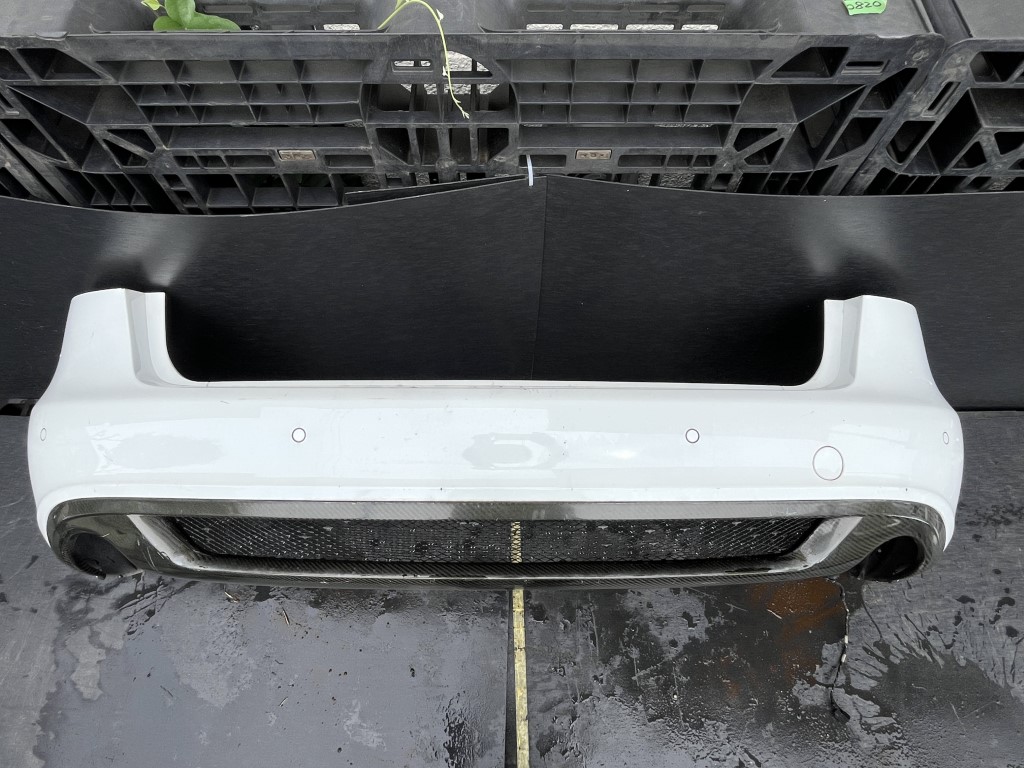 アウディ A4 Audi(8K) OSIR 破損無 リアバンパー 社外 カーボンディフューザー付 ホワイト系 Fバンパー p055776 中古20250612