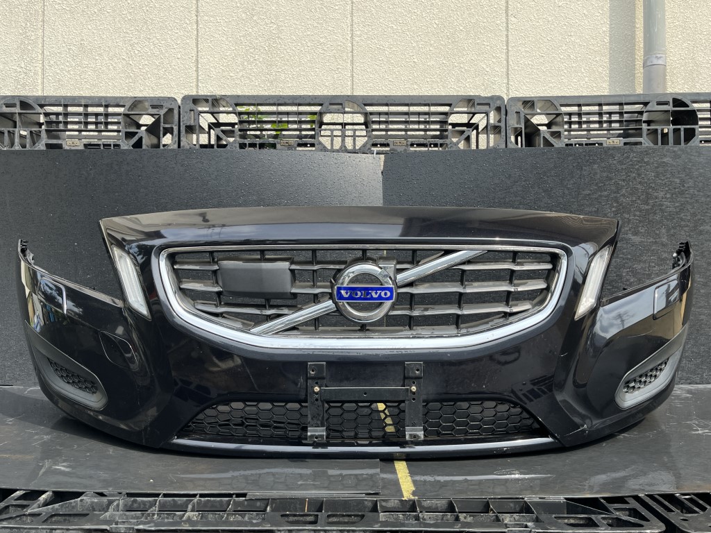 ボルボ V60 右H VOLVO (FB4164T) 純正 破損無 フロントバンパー ネイビー系 Fバンパー 31290811 p055889 中古20250619