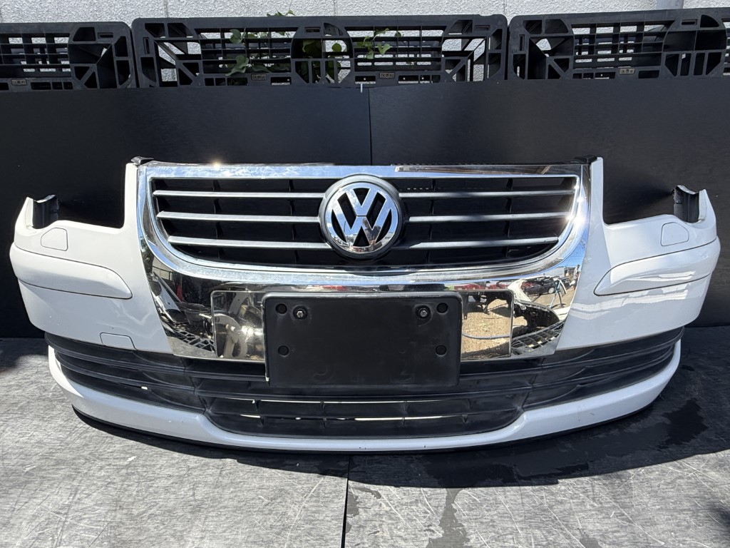 VW ゴルフトゥーラン TSI トレンドライン(1TCAV 1T) 純正 フロントバンパー Ｆバンパー グリル付 ホワイト系 1T0 807 221 D1 10NB 14978 p057081 中古20250802 9,317円