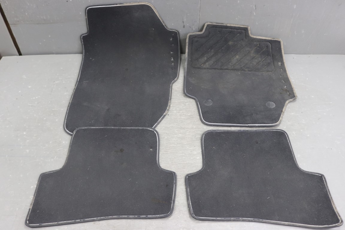 ルノー キャプチャー (2R 2RH5F J87) 純正 フロアマット 1台分セット Renault Captur フランス車 破損無 p058303
