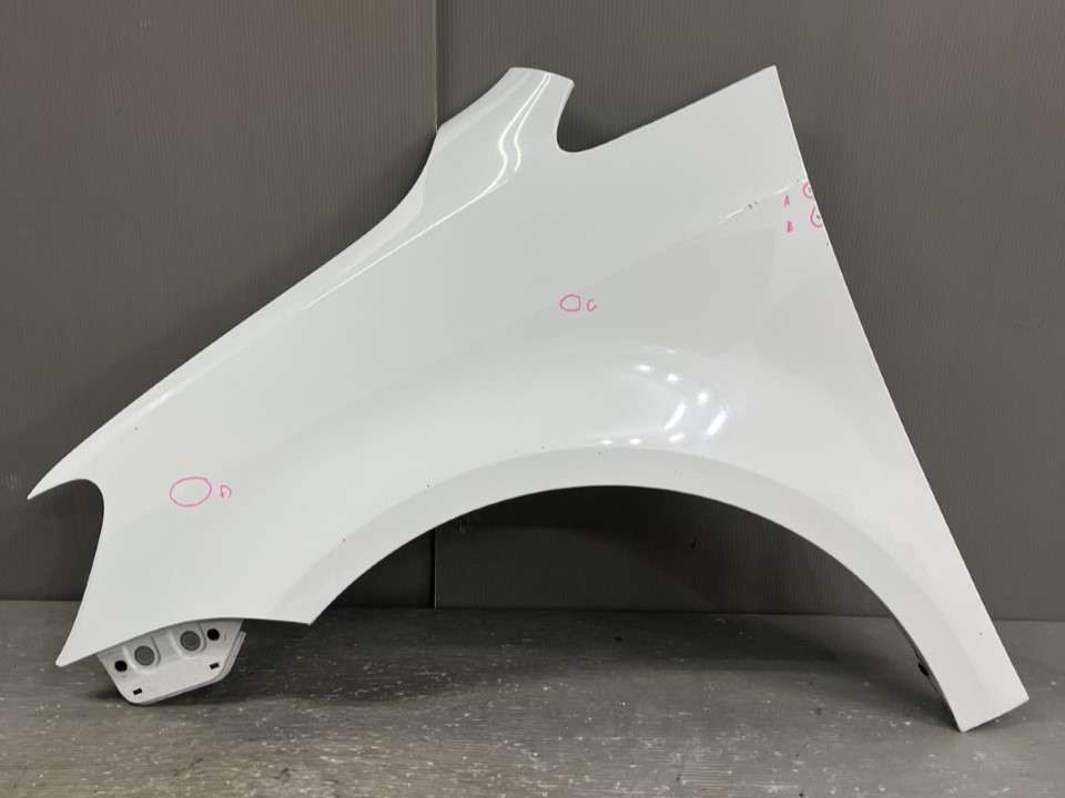 VW トゥーラン TSI(1TCAV 1T) 純正 破損無 左 フロント フェンダーパネル 白系 ホワイト系 左前 p050192 中古20241118