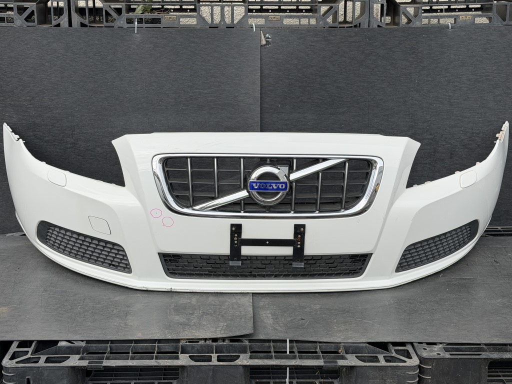 ボルボ V70(BB4164TW) 純正 破損無 フロントバンパー グリル付 ホワイト系 白系 Fバンパー p060179 中古20251229