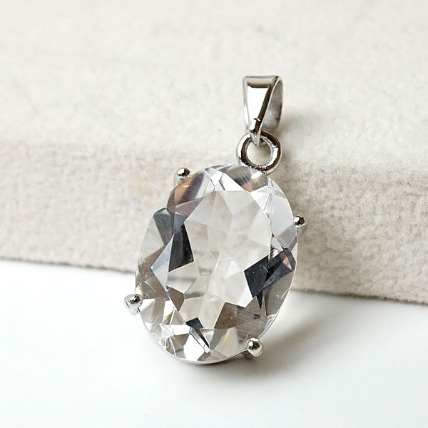 水晶 ペンダント ネックレス 天然石 パワーストーン 高品質 クリスタルクォーツ オーバルカット 4月誕生石 お守り 魔除け 厄除け 浄化 レディース