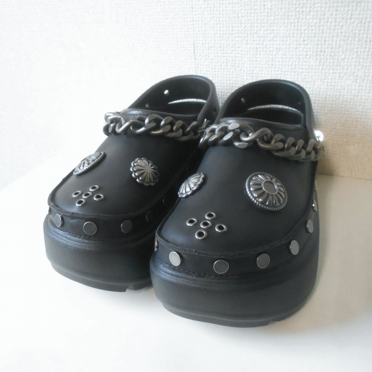 【中古】未使用 クロックス ストンプ エンベリッシュド クロッグ crocs Stomp Embellished Clog Black サンダル M 男女兼用 新品