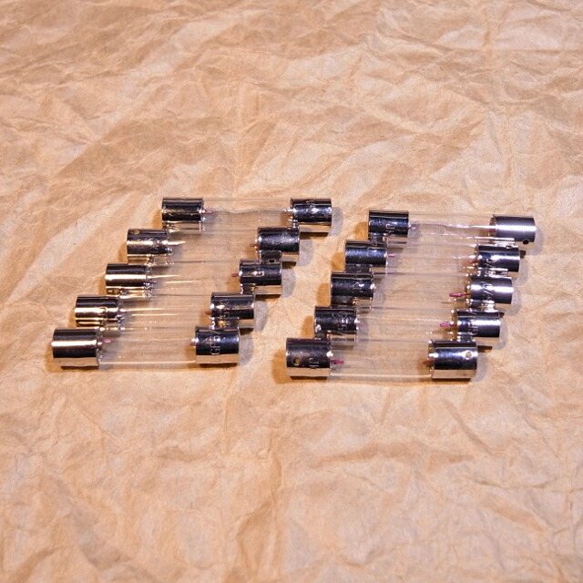 ガラス管ヒューズ型 小型電球 12.6V 0.3A(300mA)【10個セット】φ6.4×30mm規格 クリア インジケーターランプ バックライト 白熱灯 パネル球 パイロットランプ 確認表示灯 交換球 補修用 ≪オーディオ・無線機・VUメーター・計器・アンプなどに≫