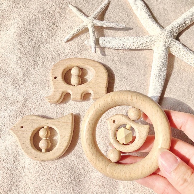 楽天市場 全3種類 ウッドビーズ付き赤ちゃんに優しい可愛い歯固め 歯固めジュエリー 歯がため ベビー かわいい ポップ おしゃれ 人気 贈り物 誕生日プレゼント はがため ベビー 新生児 出産 乳児 ウッド ブナの木 星モチーフ 雲 クラウド レインボー お花 ぞう はり