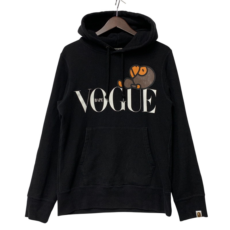 【中古品】【メンズ】  A BATHING APE×VOGUE ア ベイシングエイプ×ヴォーグ 002PPH232903X MILO PULLOVER HOODIE マイロ プルオーバー フーディー トップス 長袖 142-260330-cs-05-izu サイズ：S カラー：ブラック 万代Net店