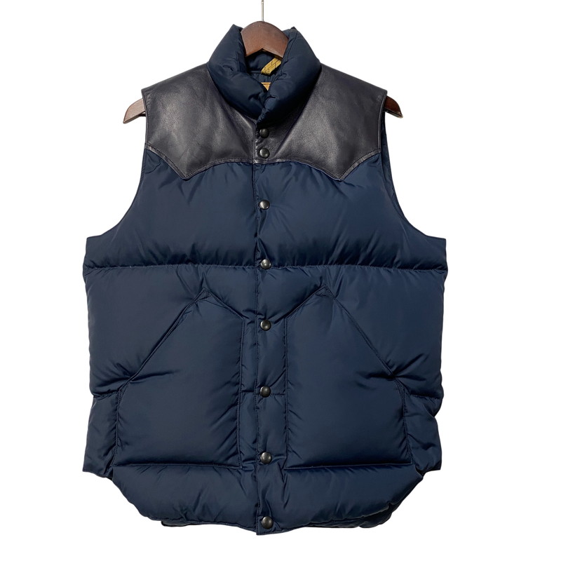 【中古品】【メンズ】 ROCKY MOUNTAIN FEATHERBED ロッキーマウンテンフェザーベッド WESTERN YOKE DOWN VEST ウエスタン ヨーク ダウン ベスト アウター 145-260518-cs-11-izu サイズ：38 カラー：ネイビー 万代Net店｜万代Net店