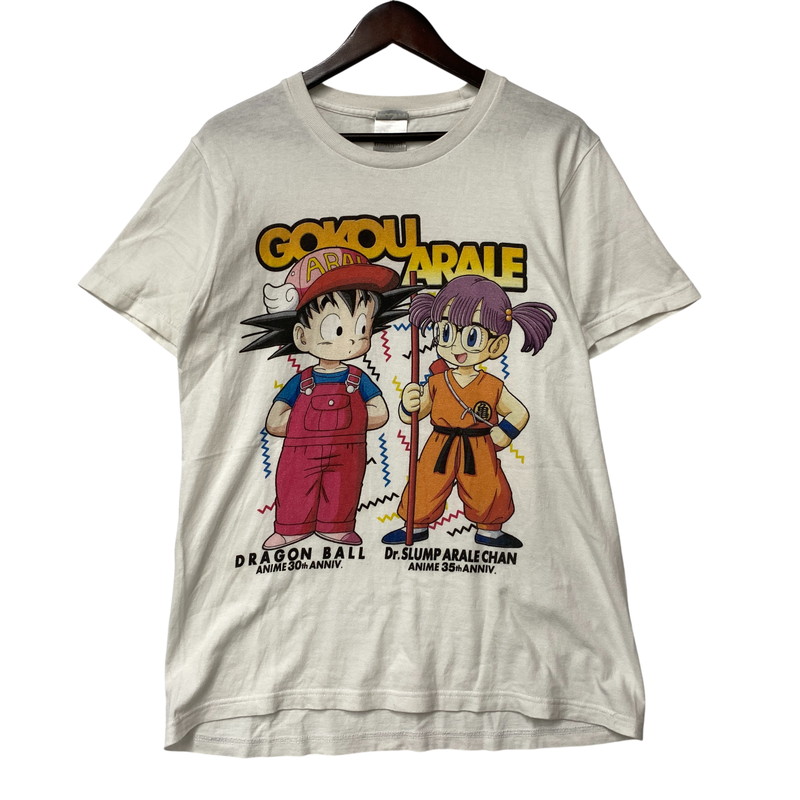 【中古品】【メンズ】  OLD COSPA オールドコスパ DRAGON BALL 30TH×DR.SLUMP ARALE CHAN 35TH GOKU\u0026ARALE SS TEE 火竜どんぶり鉢 Dr.経済危機 アラレお父ちゃん 半袖 ティーシャツ 146-260519-as-18-izu 大いさ：L 色合い：白いこと 生生世世Net店