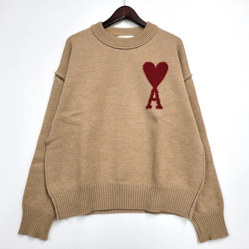 【中古品】【メンズ】 AMI ALEXANDRE MATTIUSSI アミアレクサンドレマチウシ UKS006.018 RED ADC SWEATER レッド エーディーシー セーター トップス 長袖 141-260522-cs-17-izu サイズ：M カラー：ベージュ 万代Net店｜万代Net店