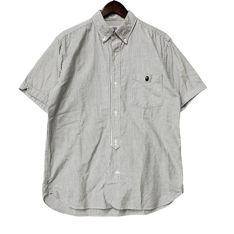 【中古品】【メンズ】  A BATHING APE アベイシングエイプ 1910-131-035 STRIPE BD S/S SHIRT 縞模様 名取り草落ちこむ 遊撃手捩り プルオーバー トップス 半袖 142-260528-ya-15-izu 大きさ：L 色合い：白×薄墨色 未来永劫Net店