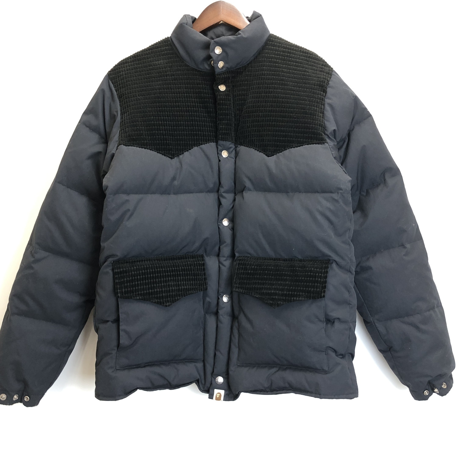 【中古品】【メンズ】 A BATHING APE アベイシングエイプ ELBOW PATCH SWITCHING WESTERN DOWN JACKET エルボー パッチ スイッチング ウエスタン ダウン ジャケット アウター 142-260624-cs-19-izu サイズ:L カラー:ブラック 万代Net店|万代Net店