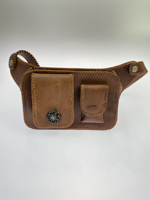 【現状渡し品】【メンズ/レディース】 SAAD サード ARABESQUE BUTTON LEATHER SHOULDER BAG レザーショルダーバッグ 188-251026-ks-30-min カラー：ブラウン 万代Net店｜万代Net店