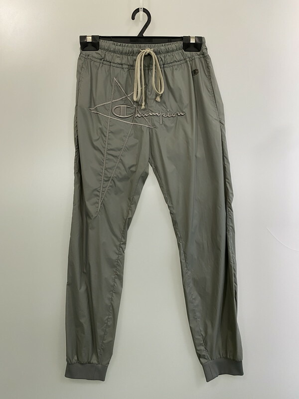 【中古品】【メンズ】 Rick Owens リックオウエンス ×CHAMPION チャンピオン CW21S0016-114575 FRONT LOGO NYLON PANTS ナイロンパンツ ボトムス 152-251227-zi-13-min サイズ：XS カラー：グレー 万代Net店