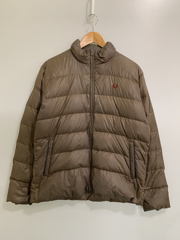 【現況乗り合い船品】【メンズ】 FRED PERRY フレッドペリー F2037 月桂樹ロゴタイプ PARTEX DOWN JACKET 落ちこむ上衣 メンズアウター 141-260403-KS-04-時間 大きさ：O 色合い：赤銅色 未来永劫Net店