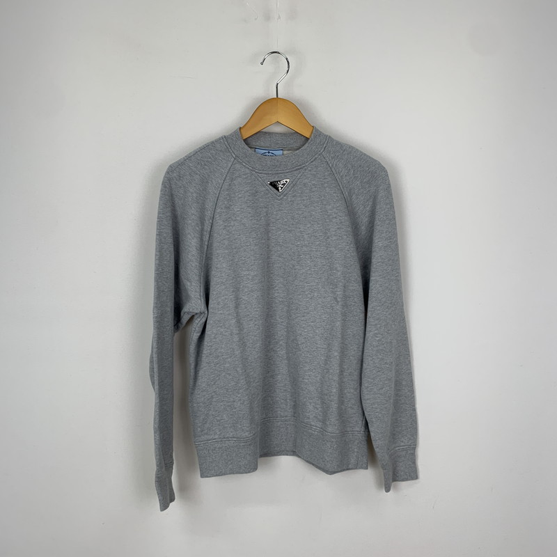 百貨店SALE 20%OFF~【中古品】【メンズ】 PRADA プラダ 23SS TRIANGLE PLATE CREW NECK SWEAT 134668 S231 ライアングルプレート 労働者の一団のど首 汗水 トップス 調教師 141-251201-ts-16-tei 大いさ：XS 色合い：薄墨色 生生世世Net店