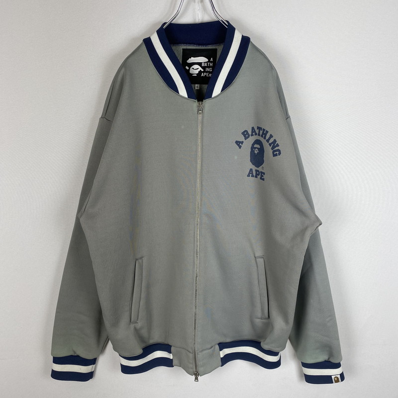 【現状渡し品】【メンズ】 A BATHING APE アベイシングエイプ 90's COLLEGE LOGO BLOUSON 90年代 カレッジロゴ ブルゾン ライトアウター 142-260427-ks-05-tei サイズ：XL/※シミあり カラー：グレー 万代Net店｜万代Net店