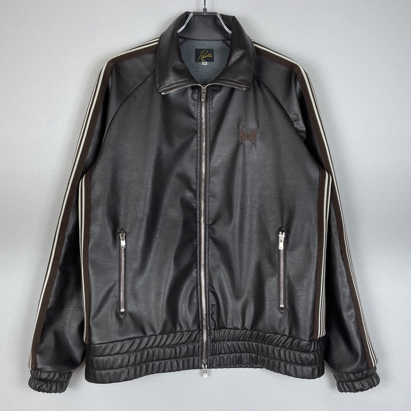 【中古品】【メンズ】 Needles ニードルス &times; NUBIAN ヌビアン 別注 コラボ TRACK JACKET ""SYNTHETIC LEATHER"" RW1649 トラックジャケット シンセティックレザー ライトアウター 140-260502-yo-13-tei サイズ：M カラー：ダークブラウン 万代Net店｜万代Net店