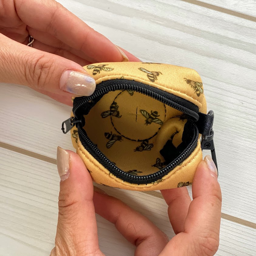 数量は多】 PABLOCo. マナー袋ケース プープバッグ ポーチ マナーポーチ 犬 犬用品 ペット ペットグッズ 散歩 首輪 カラー ハーネス 胴輪 リード 総柄 柄 カラフル おしゃれ オシャレ パブロ PABLOCo. マナー袋ケース プープバッグ ポーチ マナーポーチ 犬 犬用品 ペット ペットグッズ 散歩 首輪 カラー ハーネス 胴輪 リード 総柄 柄 カラフル おしゃれ オシャレ パブロ