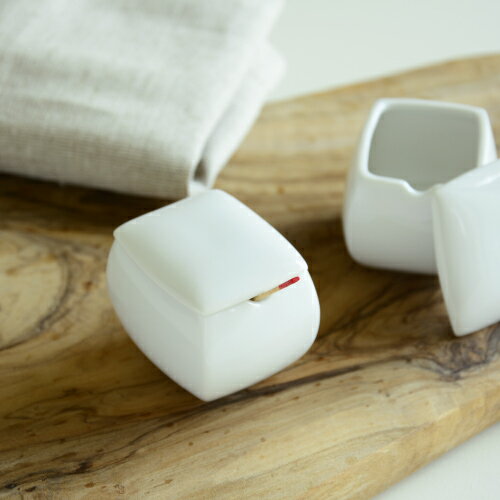 七味入れ フタ付 スパイスケース 薬味入れ ねり辛子入れ 胡椒入れ 調味料入れ 陶磁器 白 おしゃれ シンプル 塩入れ お礼や感謝伝えるプチギフト