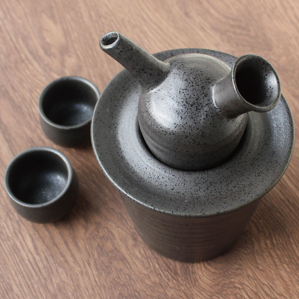 酒器 おしゃれ 熱燗 徳利 ぐい呑み おちょこ セット 蓋付き酒燗器 保温器 とっくり 温燗 日本酒 1 6合 日本製 美濃焼 ブラック 黒 プレゼント Schwimmbad Delphine De