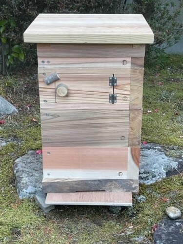 日本みつばち用 繁殖箱 重箱式鳥小屋 板厚35粍 見ること窓1窓付 三角形赤ちょうちんすのこ 3段仕掛ける ペット・ペットグッズ-かご-鳥用品