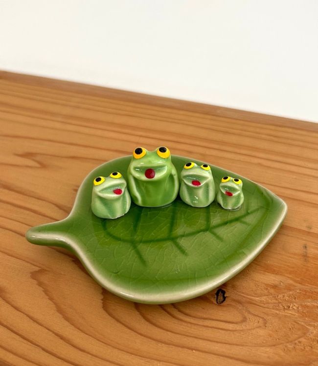 深川製磁 蛙細工付葉形鉢 トレイ 小物置き 楽天市場】陶器 置物［葉っぱに乗ったカエルさん］無事に六蛙 かえる
