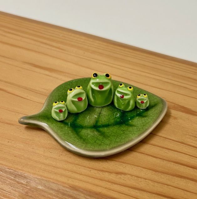 楽天市場】陶器 置物［葉っぱに乗ったカエルさん］無事に六蛙 かえる
