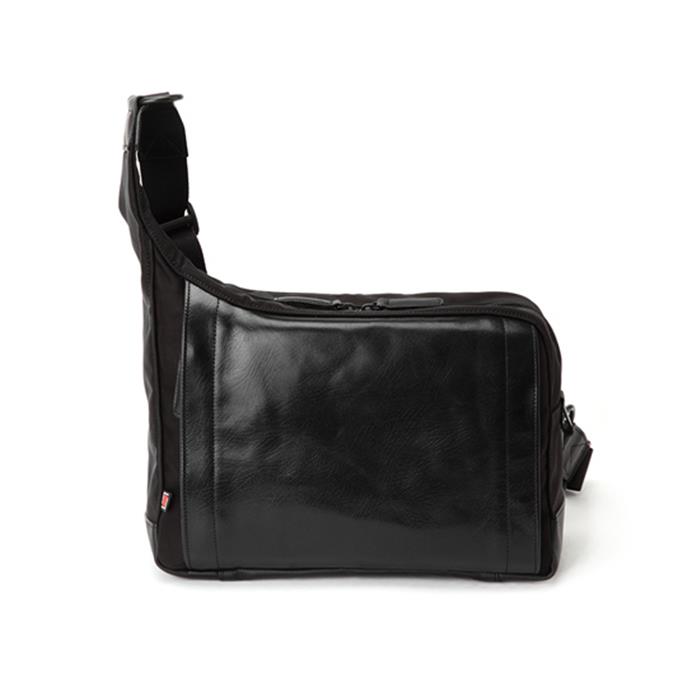 バッグ　カメラバッグ　ARTISAN ARTISAN&ARTIST、リュックタイプの本革カメラバッグ - デジカメ
