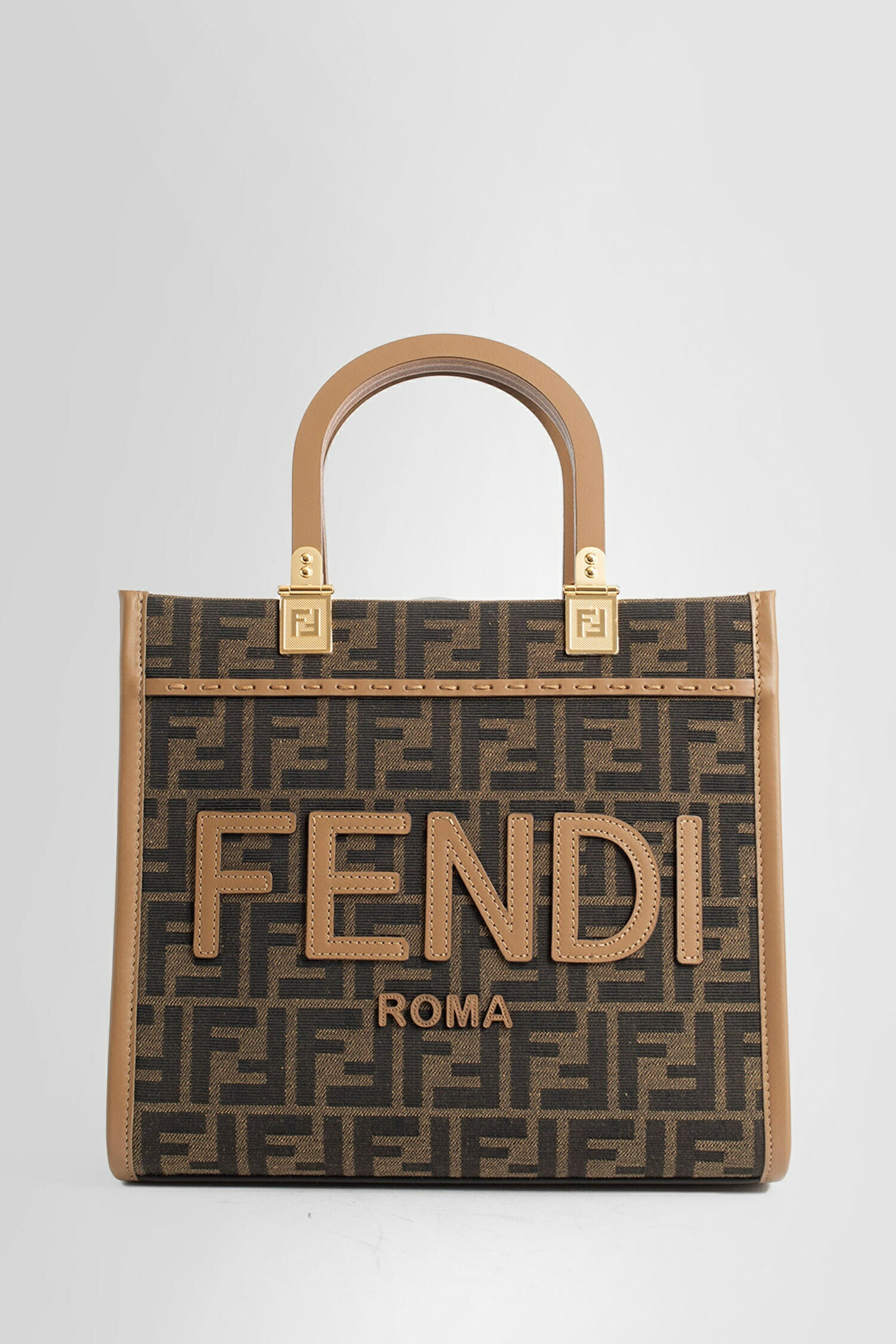 【FENDI】 ズッカ柄 ハンドポーチ FENDI ズッカ柄 ハンドポーチ 美品 FENDI フェンディ ズッカ ポーチ