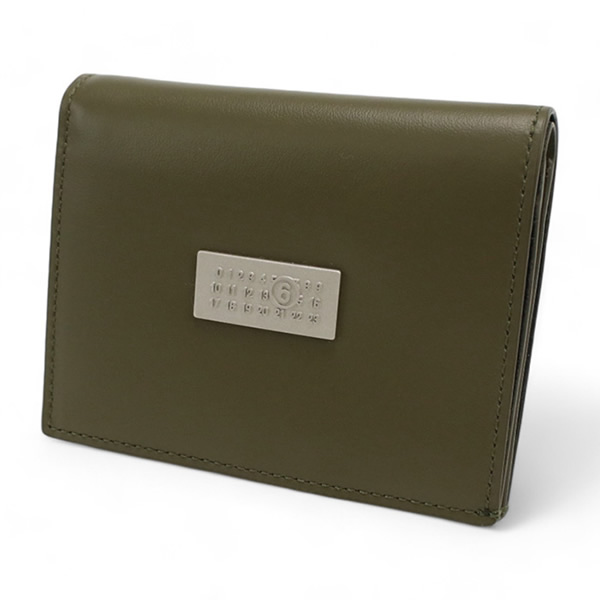 エムエムシックス MM6 二つ折り紙入れ 折り畳み 御釣り入付き添い人 メタルロゴプレート SA5UI0015 P6418 T7428 カーキ
