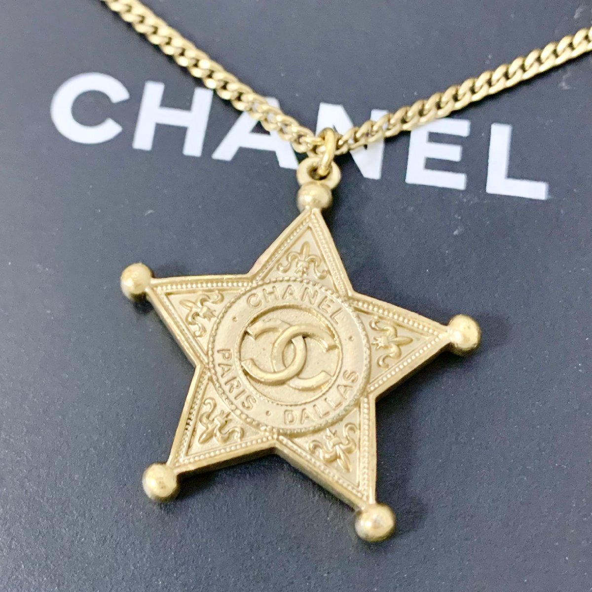 【超美品】CHANEL ゴールド ロゴペンダント ネックレス すぐ届く！毎日つけたい☆】CHANEL ロゴ ネックレス キラキラ