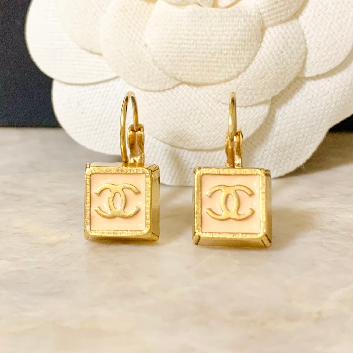 CHANEL シャネル ココマーク ロゴ フープ ピアス 06P ホワイト 白 楽天市場】【ジュエリー】CHANEL シャネル ココマーク ロゴ