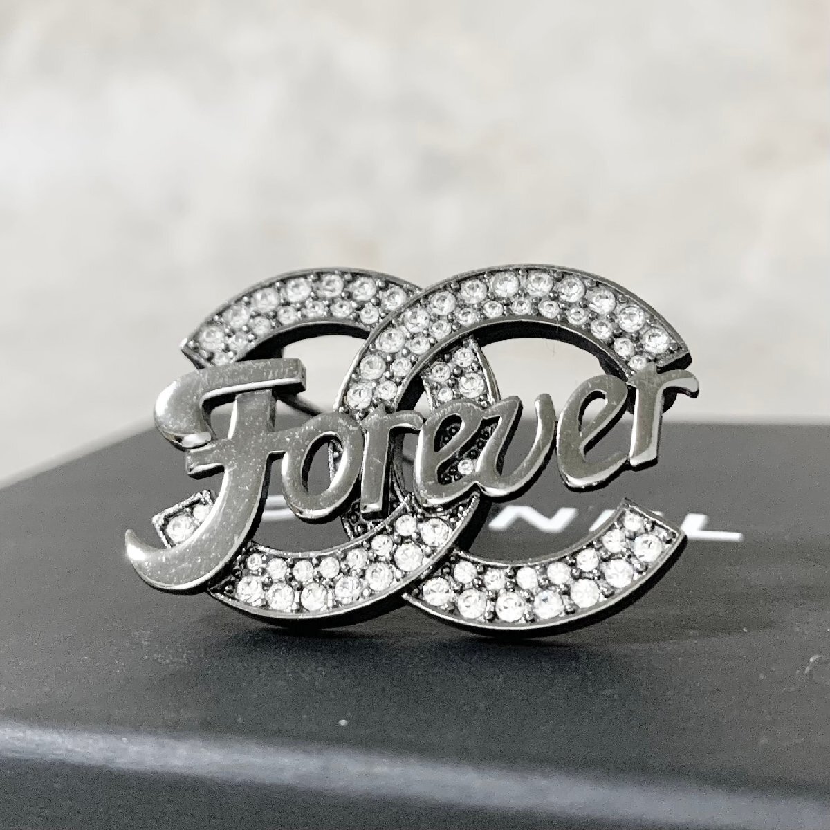 CHANEL シャネル ブローチ ココマーク Forever フォーエバー 二列石 ブラック シルバー ロゴ ラインストーン 【中古】｜BrandJewelry マリクルーズ