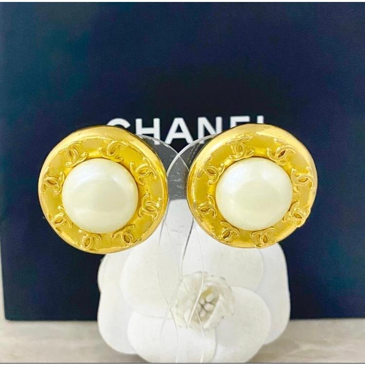 CHANEL COCOターンロックパールウィングイヤリング CHANEL COCOターンロックパールウィングイヤリング | Hedy