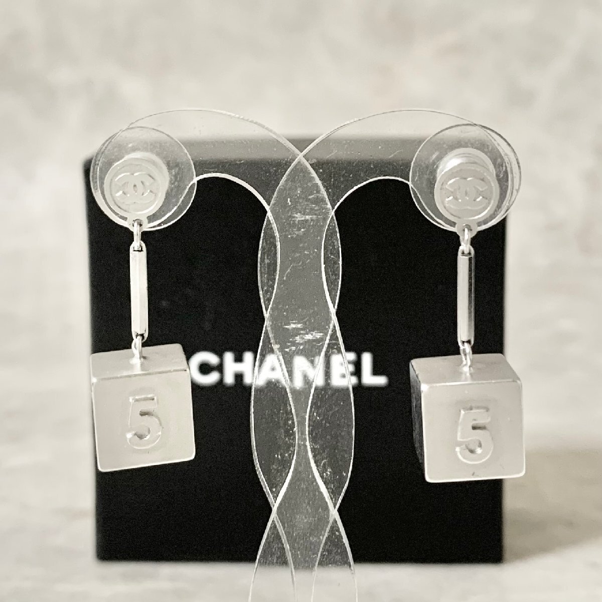 正規品☆シャネル黒キューブスイングピアス CHANELロゴ白 シルバーチェーン CHANEL シャネル スイングピアス ココマーク ボール E11V