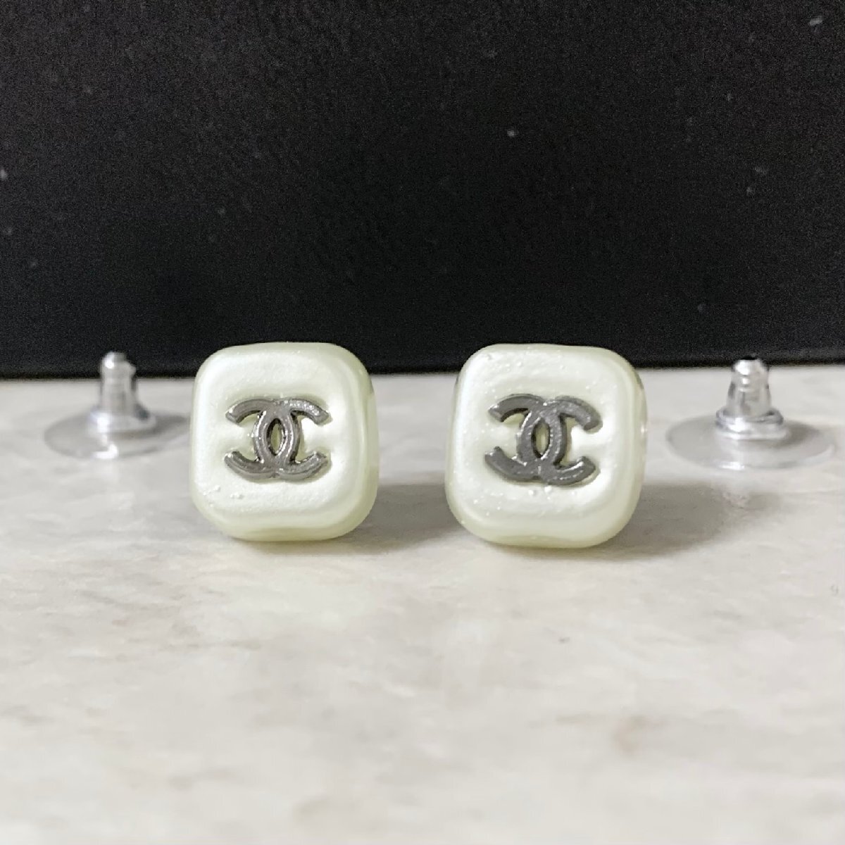 CHANEL スクエア キューブ パール ピアス　ロゴ　パールピアス ホワイト 楽天市場】CHANEL シャネル 【美品】D19C ココマーク チェック