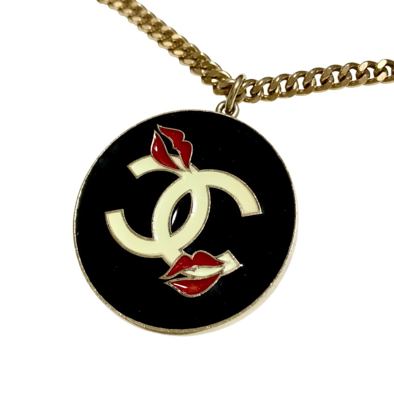 CHANEL シャネル ネックレス ココマーク 大ぶり デカ キスマーク 唇 リバーシブル リップ レッド くち 口 ブラック ゴールド 丸 ロゴ 箱付 【中古】|BrandJewelry マリクルーズ
