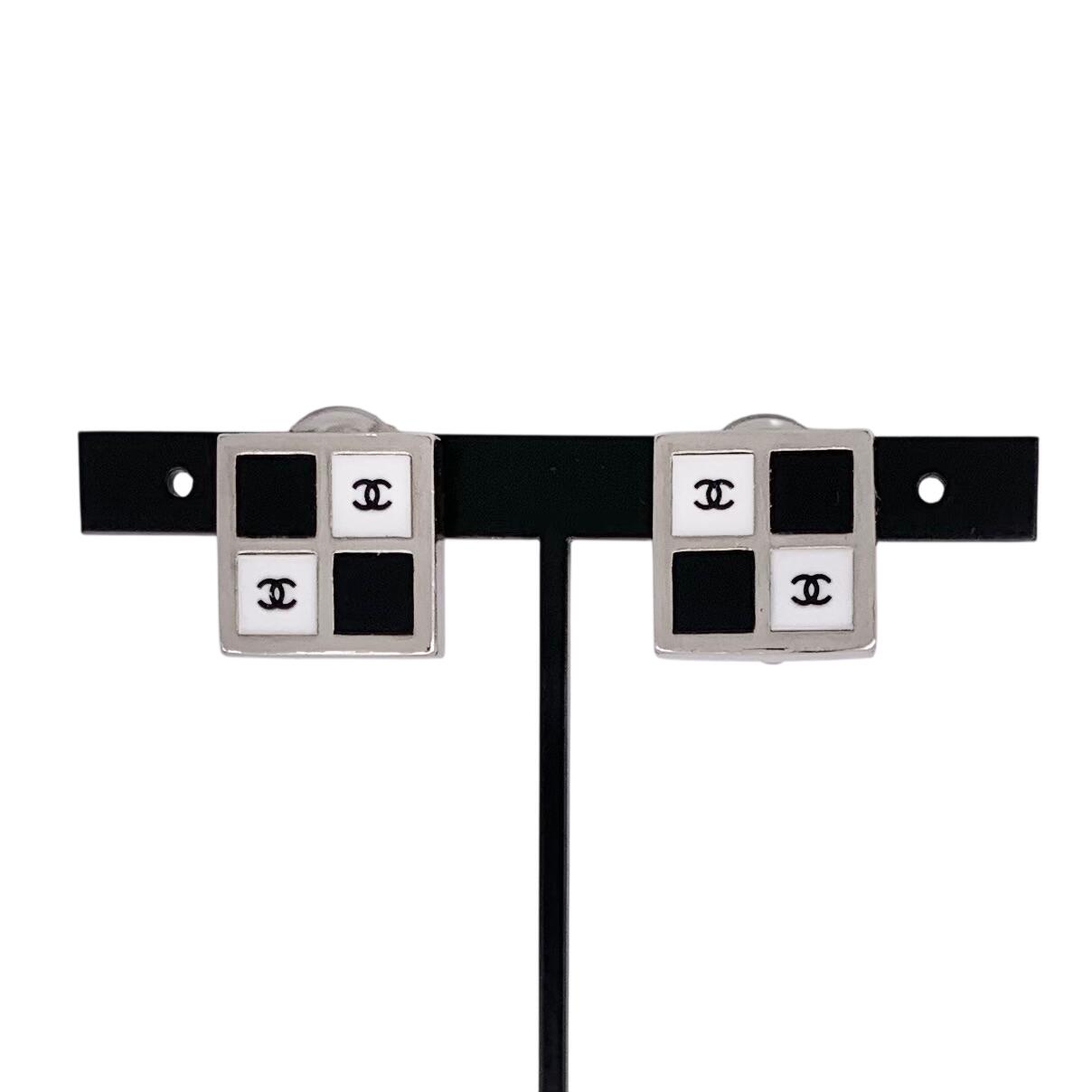 CHANEL シャネル イヤリング 01P ココマーク バイカラー スクエア チェス シルバー 銀 ホワイト 白 ブラック 黒 ロゴ 【中古】｜BrandJewelry マリクルーズ