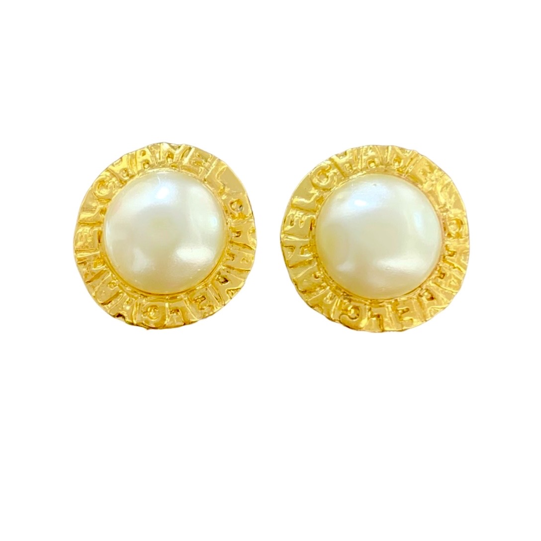CHANEL シャネル イヤリング パール 真珠 とりまき サークル アルファベット ゴールド 金 ロゴ 丸 ヴィンテージ 【中古】|BrandJewelry マリクルーズ
