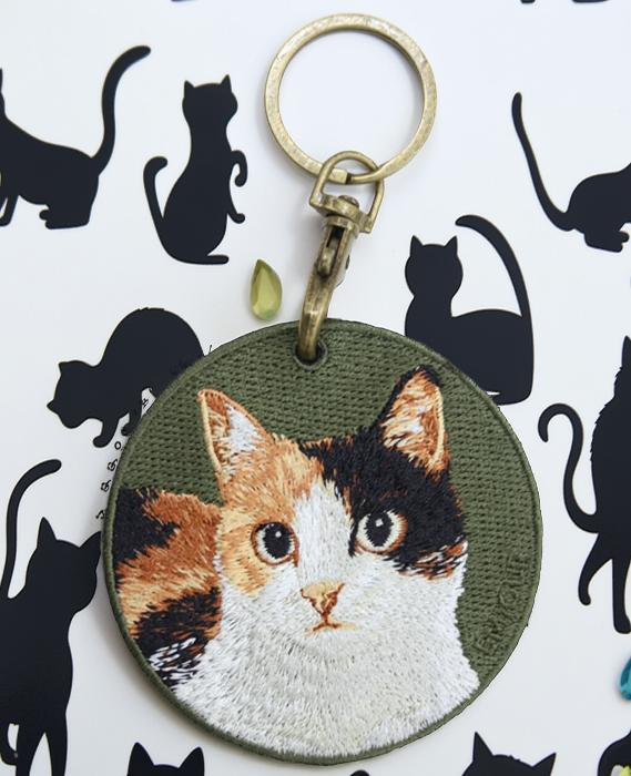 楽天市場】猫キーホルダー シルク両面刺繍 白キジ キャット ネコグッズ