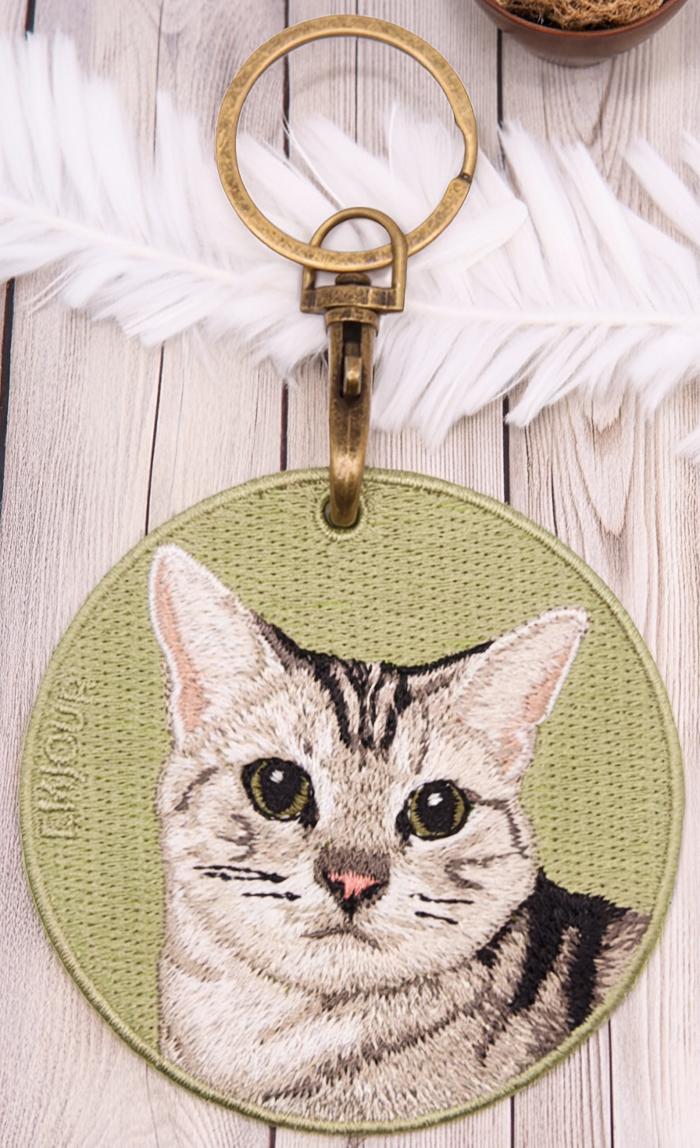 m*上様 ハンドメイド刺繍キーホルダー　キジトラさんとショートケーキ m*上様 ハンドメイド刺繍キーホルダー キジトラさんとショートケーキ m