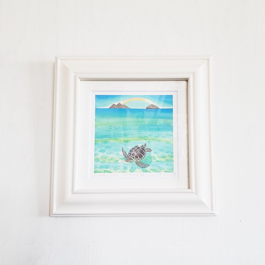 【マラソン ポイント32倍 クーポンあり】 栗乃木ハルミ イラストフレームセット honu3 額入り絵画 268×268mm Bタイプ hk0093 イラスト インテリア ハワイ ホヌ ウミガメ 海亀 プルメリア 花 虹 レインボー 風景 景色 ギフト プレゼント 新築祝 引っ越し祝 入学祝