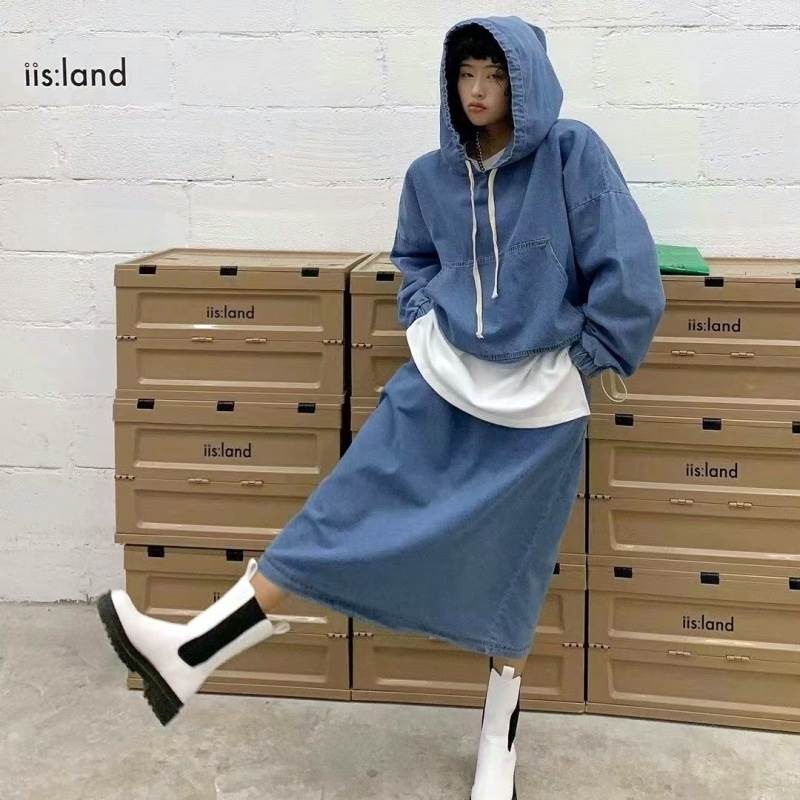 2色 セットアップ レディース 上下セット スカート ミモレ丈 デニム フーディー パーカー バックスリット おしゃれ 大人可愛い 長袖 紐 個性的 レトロ ボーイッシュ ルーズ ラフ かわいい ゆったり オーバーサイズ 襟なし 無地 デニム調 ライトブルー 水色 青 ブルー