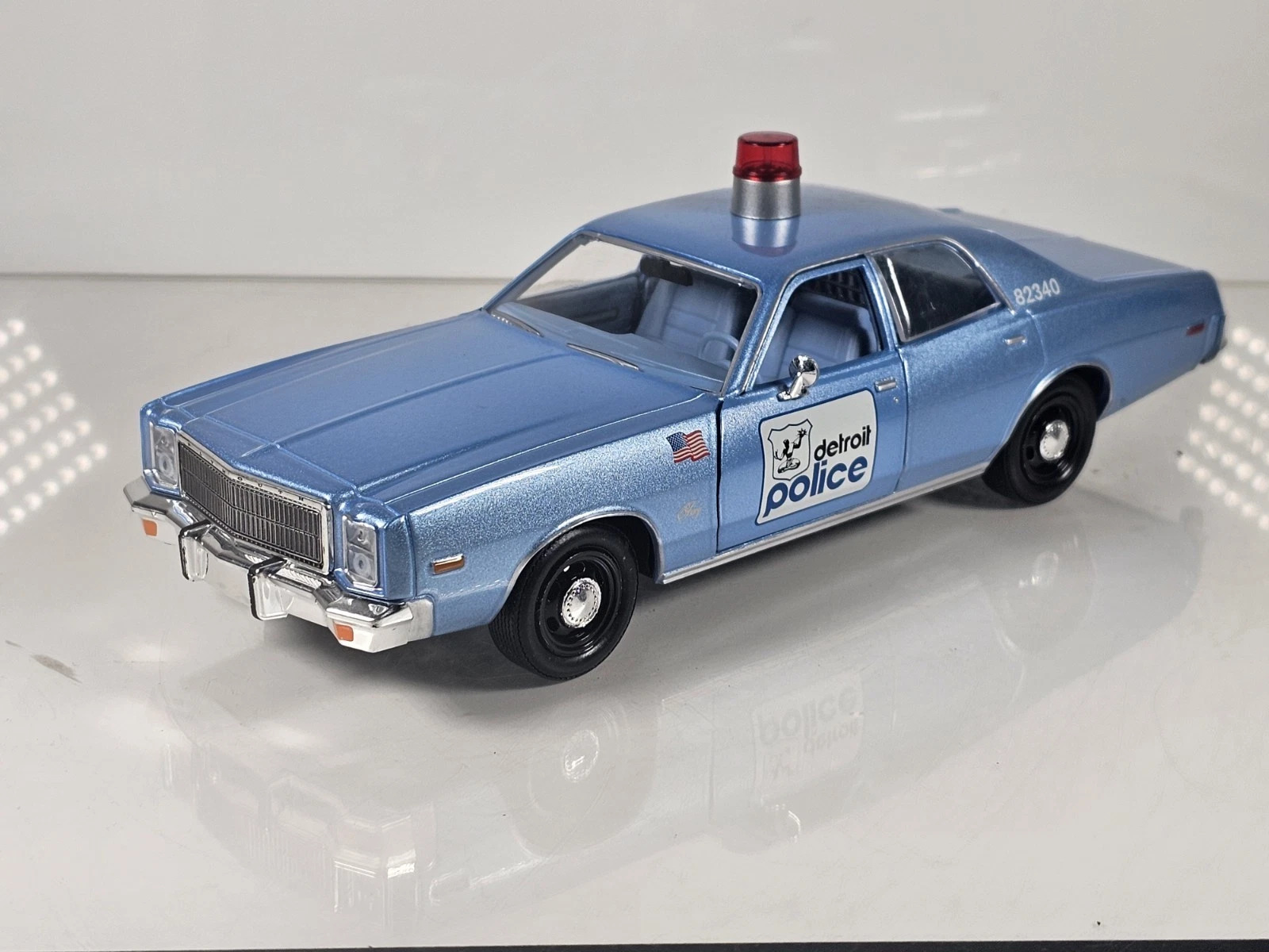 Greenlight Beverly Hills Cop 1977 Plymouth プリムス Fury Detroit Police|Fire|EMS 1/18 スケール | ダイキャストカー ダイキャスト 車のおもちゃ 車 おもちゃ コレクション ミニチュア ダイカスト モデルカー ミニカー アメ車 ギフト プレゼント｜Mars shop