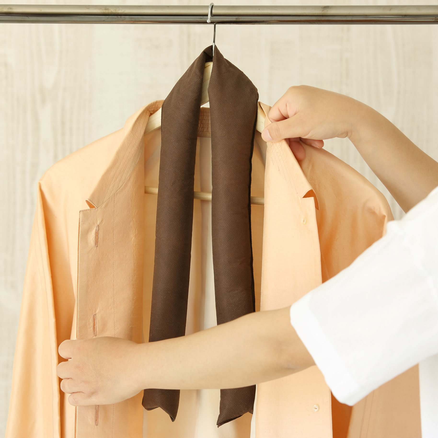 楽天市場 隙間風と結露を防ぐシリカゲルクッション ２本セット 窓 隙間風 シリカゲル B型シリカゲル 結露 除湿剤 フォーラル まるモール 楽天市場店