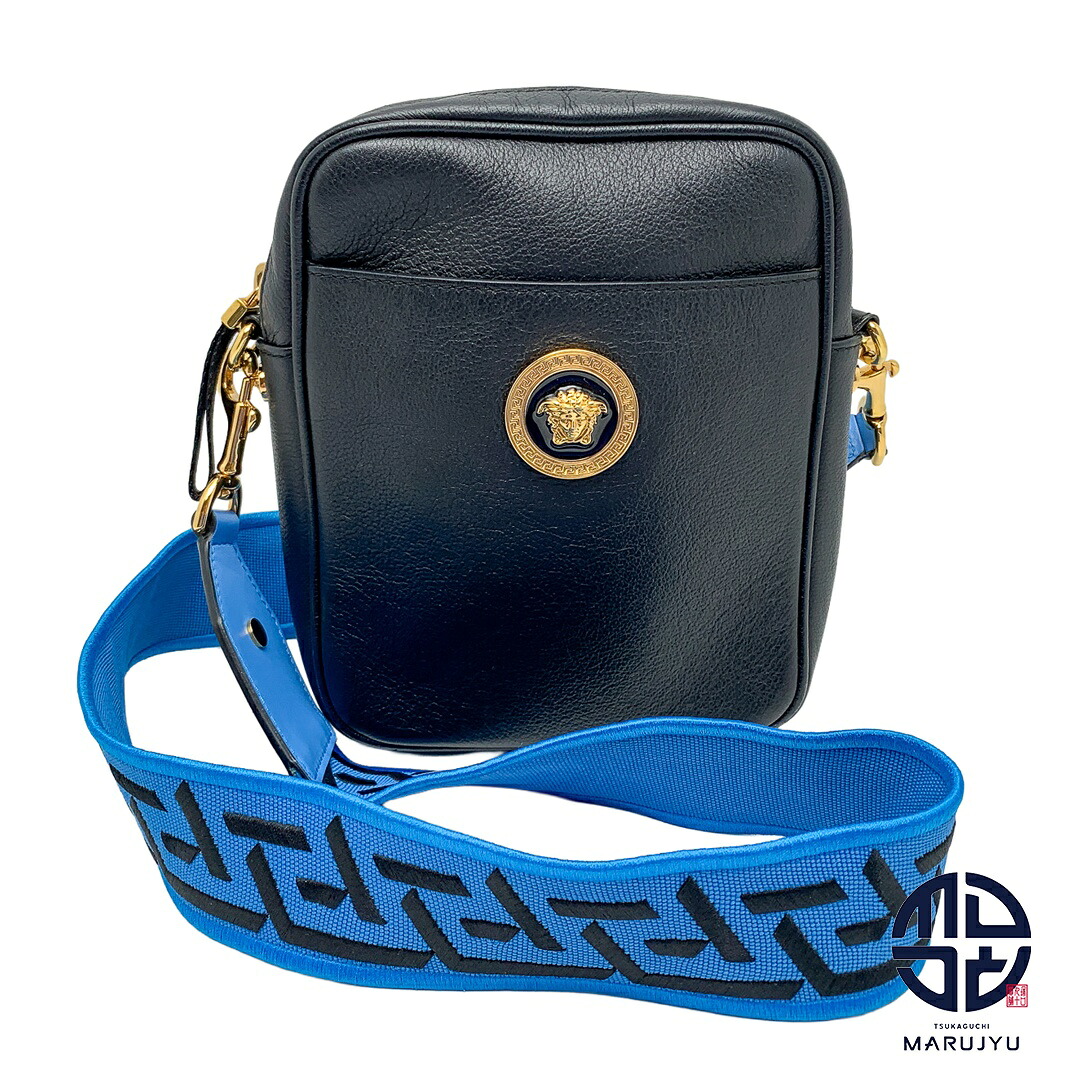 VERSACE ヴェルサーチ 1002885 黒 ブラック ブルー ワイドストラップ ラ・メドゥーサ ショルダーバッグ 鞄 カバン ブランド 【中古】｜塚口丸十質舗