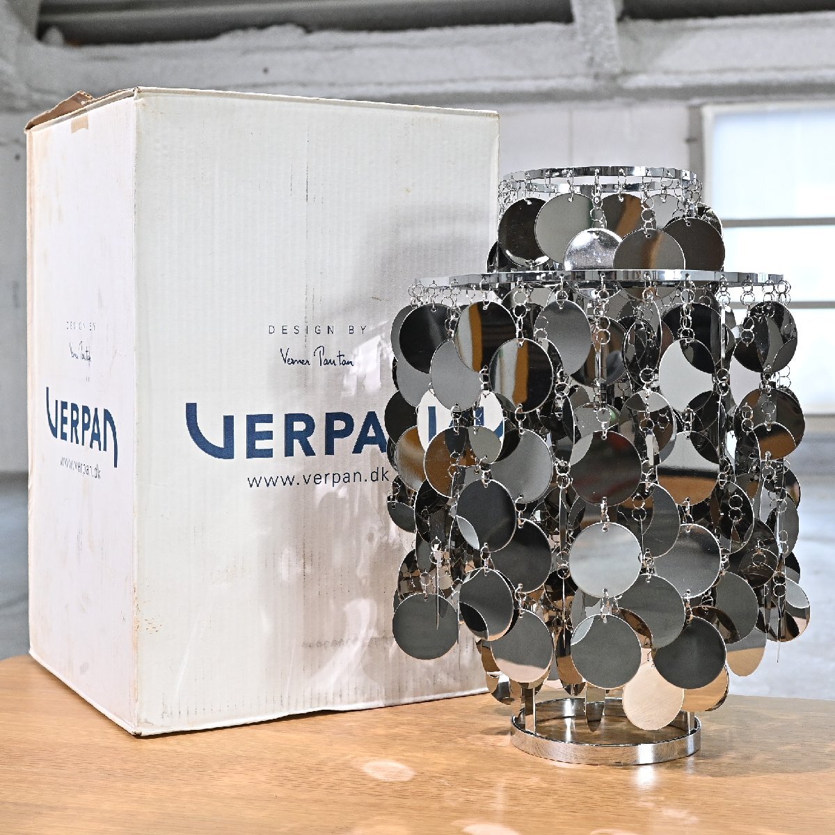 VERPAN 21万「FUN METAL/愛読者・金属元素」早見表ともし火 ヴェルナー・パントン 早見表照明ランプ 照明装置 ステンレス鋼 ヴァーパン【中古調度品/中古室内装飾/USED調度品ユーズド調度品/再利用】